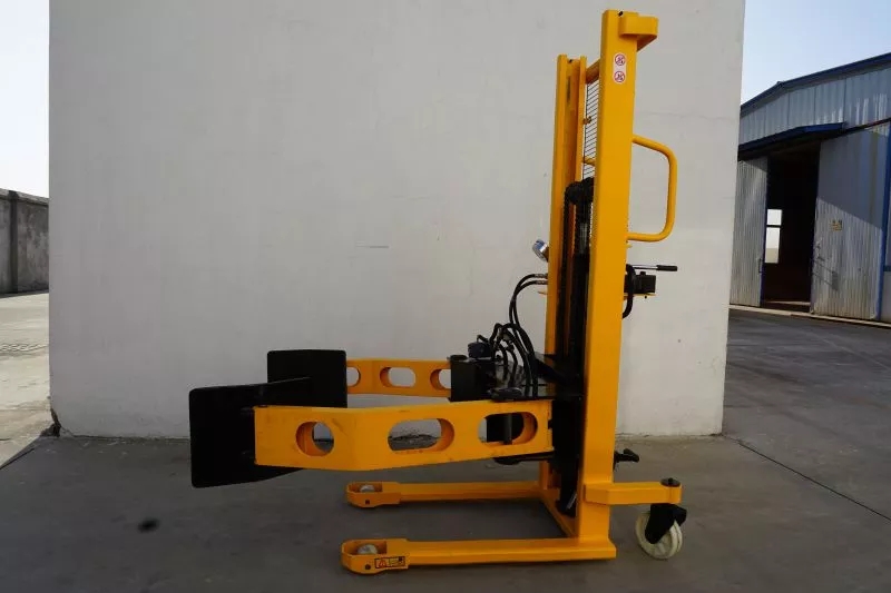 小型手動(dòng)紙筒液壓夾抱車實(shí)物圖