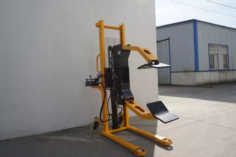 小型手動(dòng)紙筒液壓夾抱車實(shí)物圖